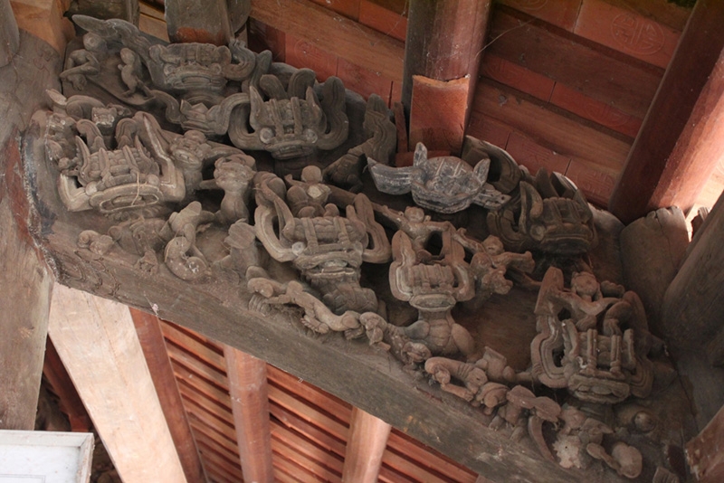 Điểm đặc sắc của đá mỹ nghệ trong kiến trúc đình làng chính là nghệ thuật chạm khắc thủ công tinh xảo