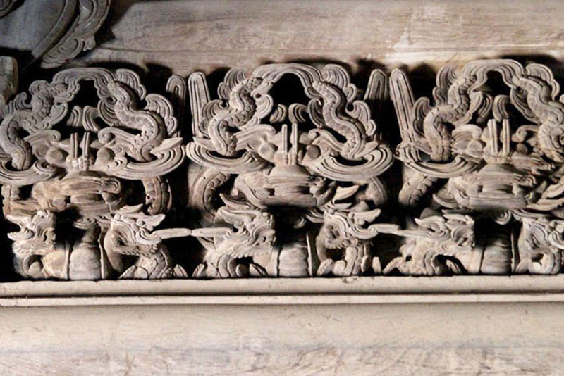 Theo quan niệm dân gian, đá tự nhiên là vật liệu hội tụ linh khí đất trời. Việc sử dụng đá mỹ nghệ trong đình làng không chỉ nhằm mục đích xây dựng mà còn mang ý nghĩa phong thủy sâu sắc