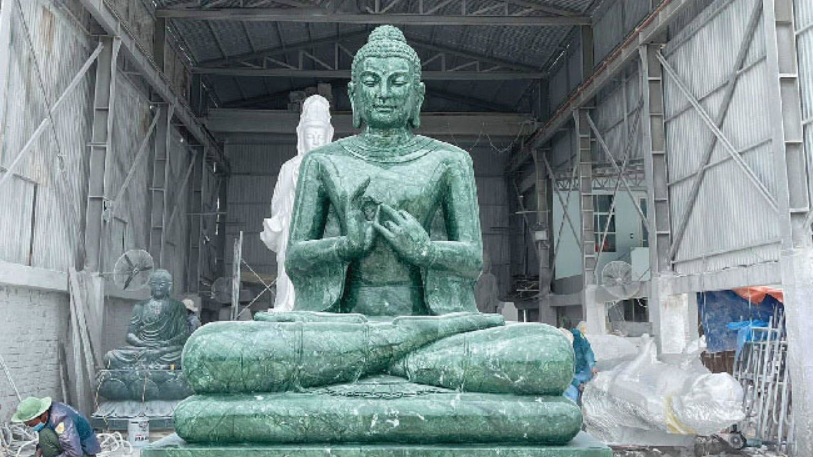 Một trong những lý do quan trọng khiến đá xanh mỹ nghệ được sử dụng rộng rãi là độ bền vượt trội. Đá có kết cấu chắc, chịu lực tốt, ít bị nứt vỡ, đặc biệt phù hợp với các tượng Phật ngoài trời