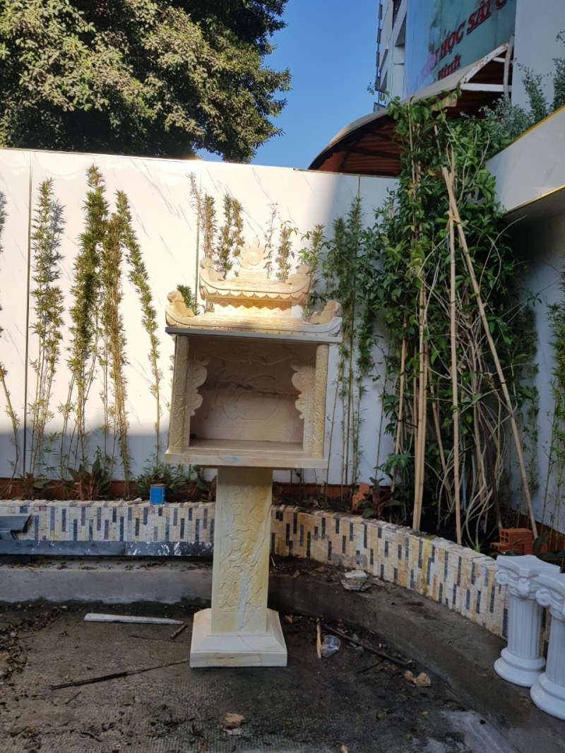 Không chỉ dừng lại ở tượng đá, đá mỹ nghệ còn được ứng dụng rộng rãi trong kiến trúc như cột đá, lan can, bậc thềm, phù điêu, bàn ghế đá hay tiểu cảnh sân vườn