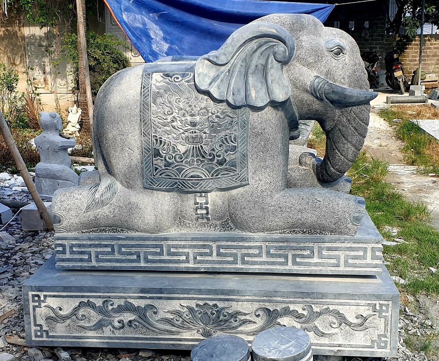 Trong phong thủy, Voi là biểu tượng của trí tuệ, sự bền vững và thịnh vượng. Voi đá giúp gia chủ ổn định tài chính, tăng sự hòa thuận và bảo vệ gia đình