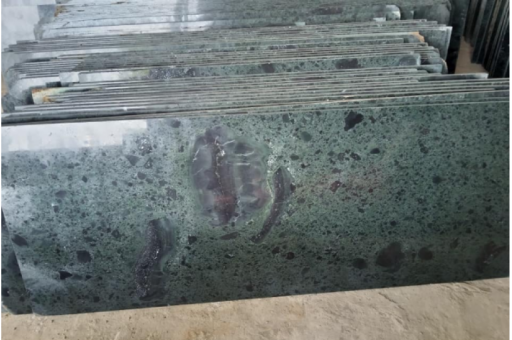 Xét về độ bền, đá granite vượt trội hơn, thích hợp cho các công trình ngoài trời quy mô lớn. Về tính nghệ thuật, đá xanh lại chiếm ưu thế nhờ khả năng chạm khắc chi tiết và mềm mại