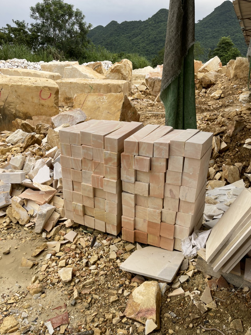 Đá vàng mỹ nghệ là dòng đá tự nhiên có màu sắc chủ đạo từ vàng nhạt, vàng kem đến vàng nâu, đôi khi xen lẫn các đường vân mờ tạo nên chiều sâu thị giác