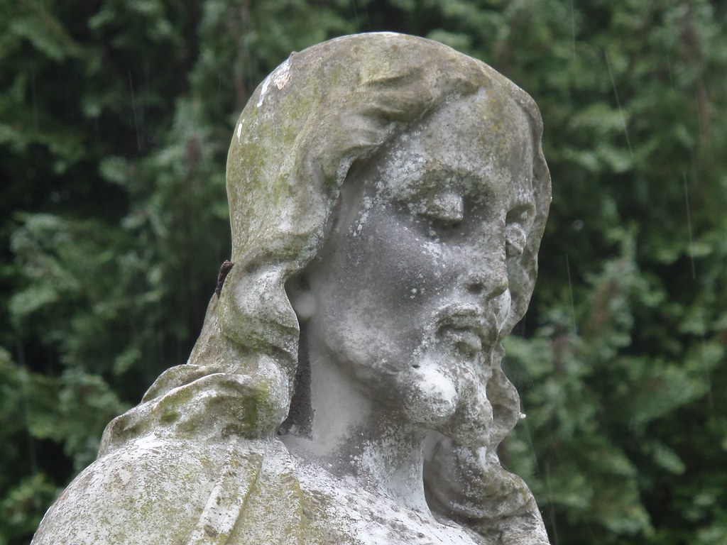 Đá tự nhiên có cấu trúc vi mao dẫn, nghĩa là vẫn có khả năng thấm nước ở mức độ nhất định. Khi tiếp xúc thường xuyên với nước mưa axit, nước bẩn hoặc hóa chất, bề mặt đá có thể bị ố vàng hoặc loang màu