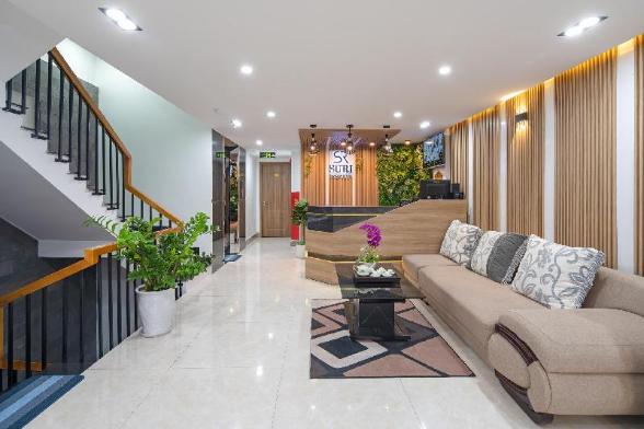 Việc sử dụng đá trong các hạng mục ốp tường, lát sàn, bậc thềm hoặc trang trí mặt tiền giúp công trình duy trì vẻ đẹp lâu dài mà không tốn nhiều chi phí sửa chữa