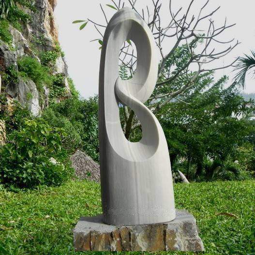 Đá là chất liệu cứng rắn, bền bỉ và gần như thách thức thời gian. Chính đặc tính ấy khiến đá trở thành biểu tượng tự nhiên của sức mạnh và quyền uy