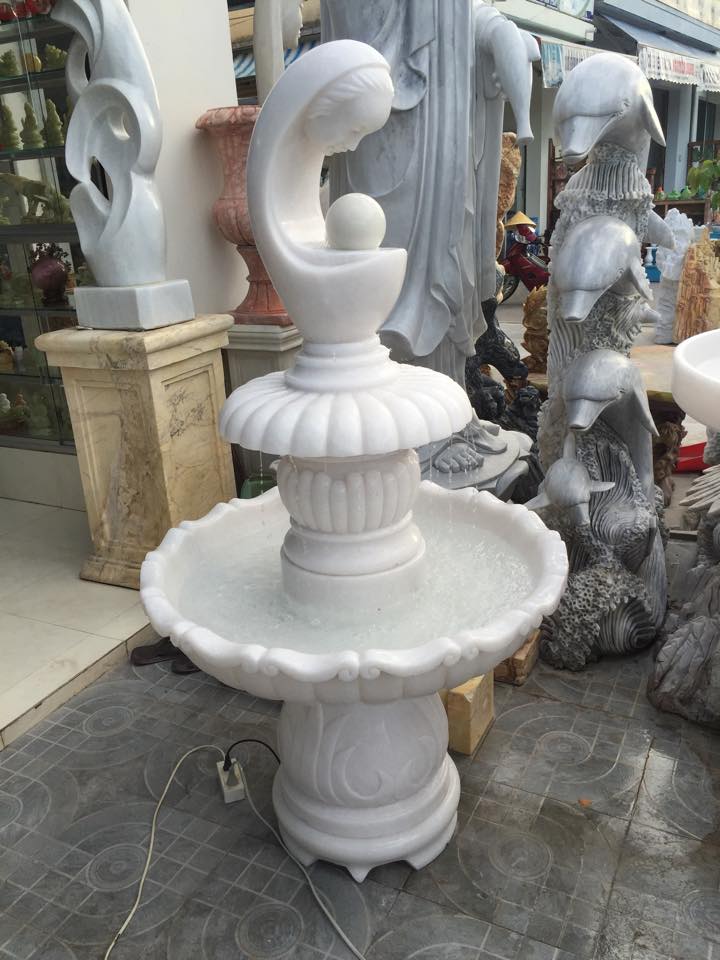 Vệ sinh bề mặt đá định kỳ, loại bỏ rêu mốc và kiểm tra các vết nứt nhỏ để xử lý kịp thời sẽ giúp kéo dài tuổi thọ sản phẩm