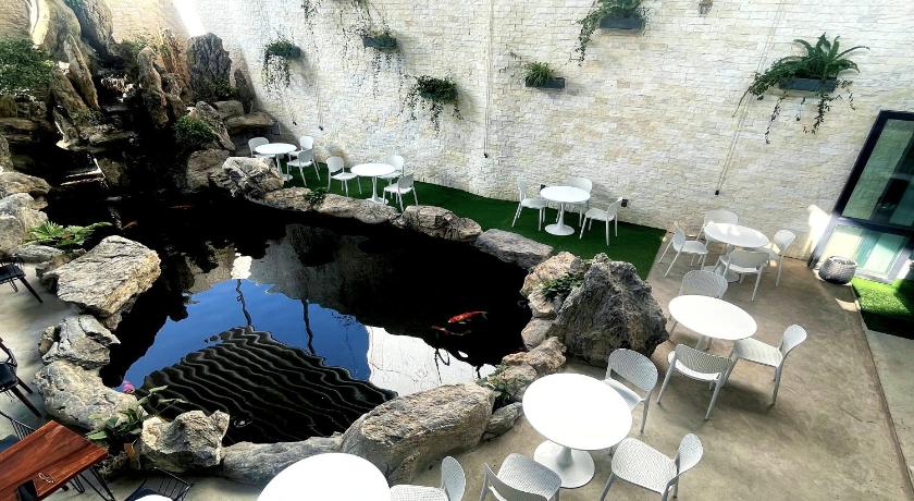 Đá mỹ nghệ được sử dụng phổ biến trong thiết kế cổng, trụ cổng, lan can, bậc tam cấp, tiểu cảnh sân vườn, non bộ hay hồ cá Koi