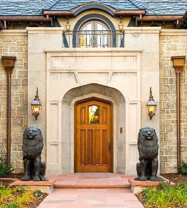 Không phải ngẫu nhiên mà giới thượng lưu và các công trình lớn luôn ưu tiên sử dụng đá mỹ nghệ. Chất liệu này thể hiện sự đầu tư dài hạn, gu thẩm mỹ và tầm nhìn của chủ sở hữu