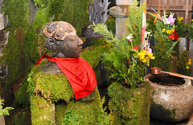 Rêu mốc không chỉ ảnh hưởng đến thẩm mỹ mà còn khiến bề mặt đá bị ẩm lâu ngày, làm giảm độ bền. Các tượng đặt trong sân vườn, khu vực ẩm thấp rất dễ xuất hiện tình trạng này