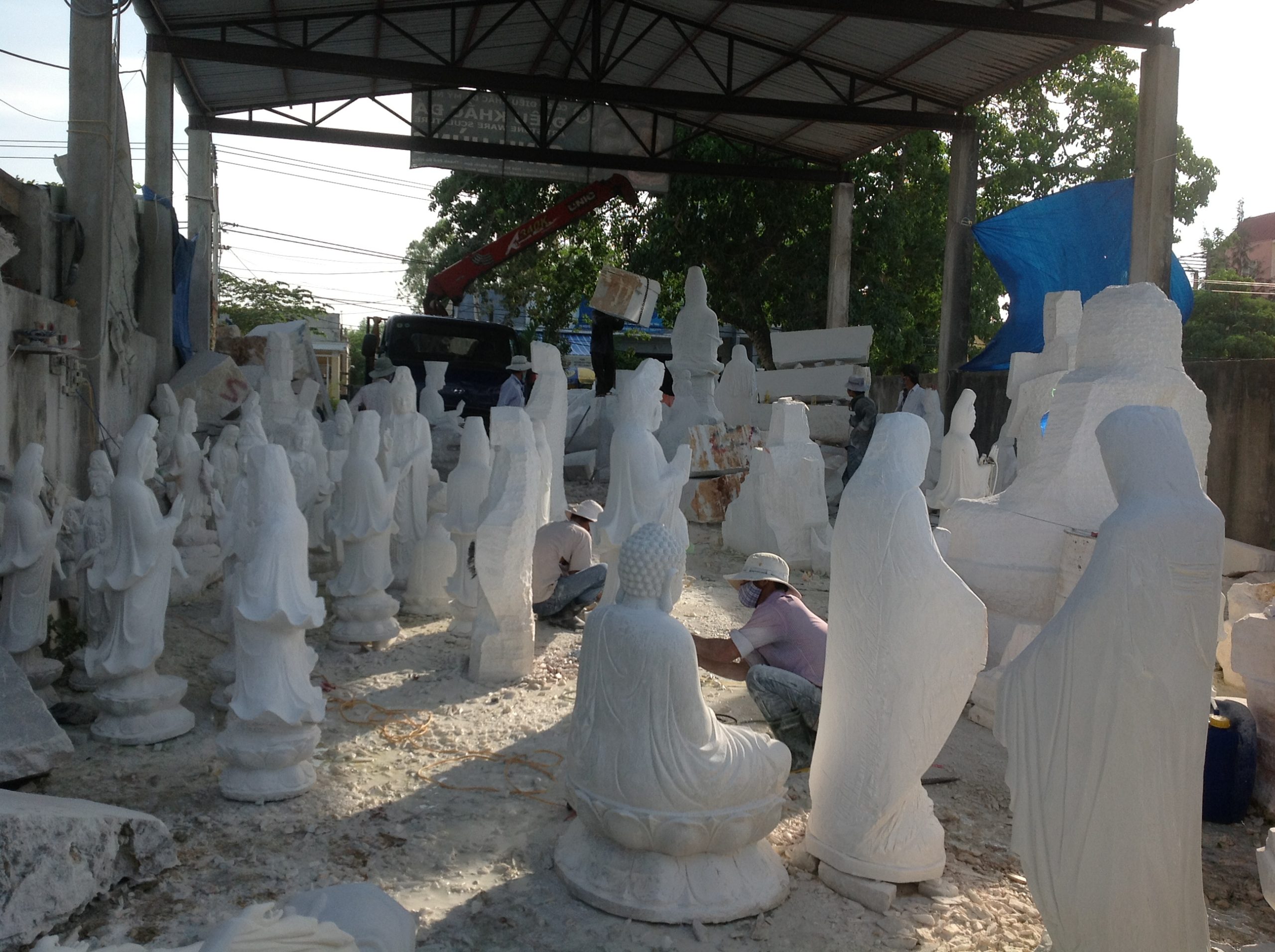 Thông qua trao đổi qua điện thoại, email hoặc video call, khách hàng có thể gửi bản vẽ, ý tưởng và nhận tư vấn chi tiết từ nghệ nhân