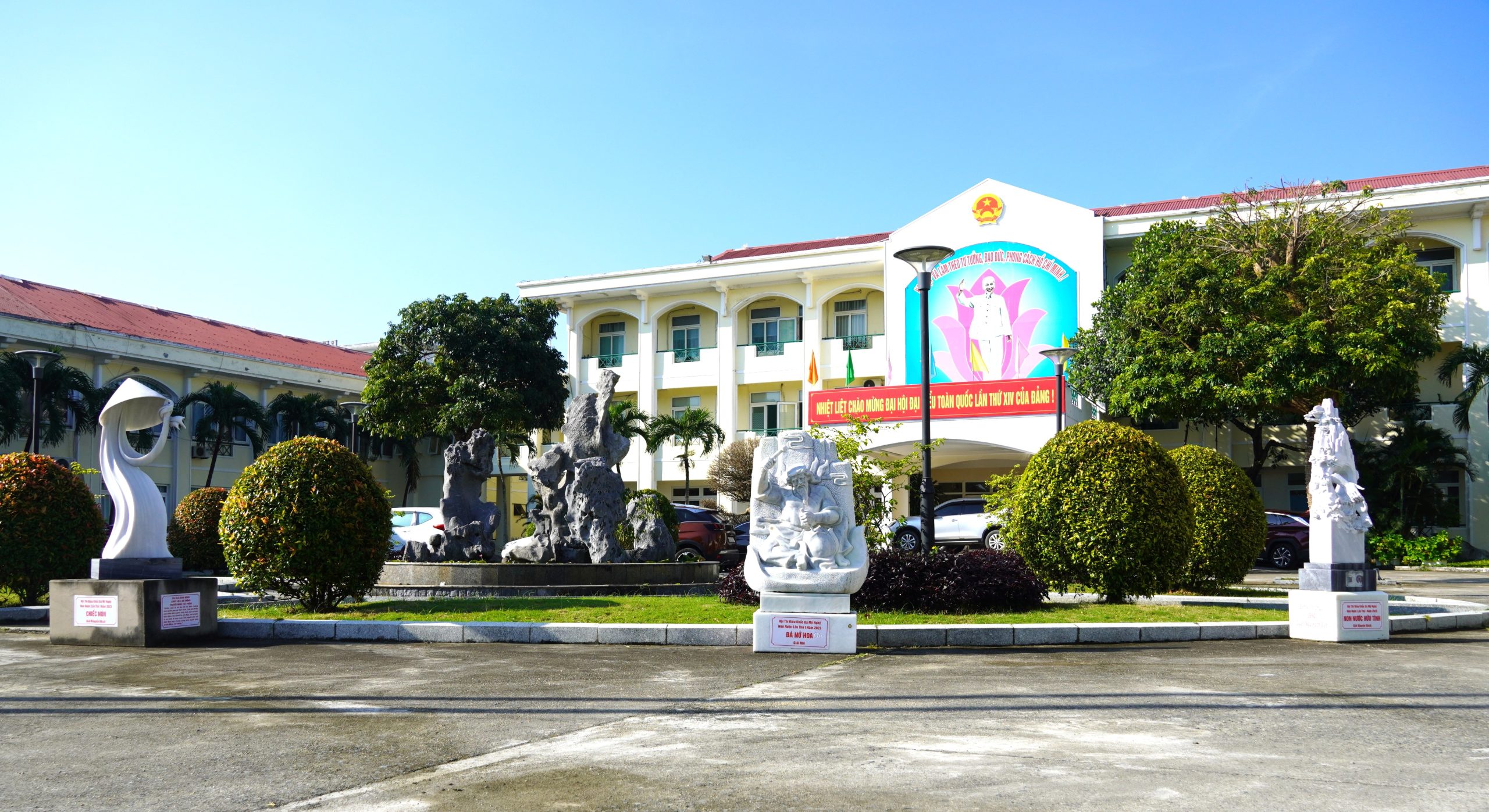 Trong kiến trúc hiện đại, cá tính và bản sắc riêng của công trình ngày càng được đề cao. Đá mỹ nghệ với khả năng chế tác theo yêu cầu trở thành giải pháp lý tưởng để thể hiện dấu ấn cá nhân