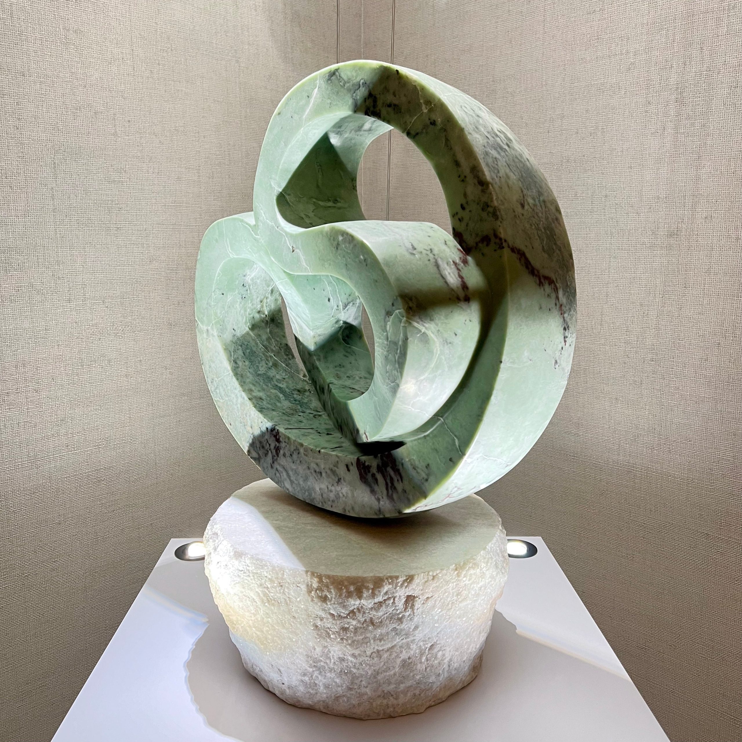 Tượng đá mỹ nghệ không chỉ đơn thuần là vật trang trí mà còn đóng vai trò kết nối kiến trúc với thiên nhiên