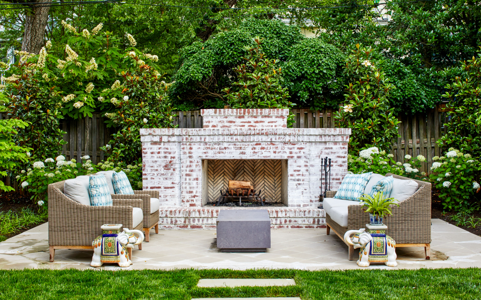 Trong những năm gần đây, đá mỹ nghệ không chỉ xuất hiện trong các công trình tâm linh mà còn trở thành vật liệu trang trí cao cấp cho nhà ở, biệt thự, sân vườn và kiến trúc hiện đại