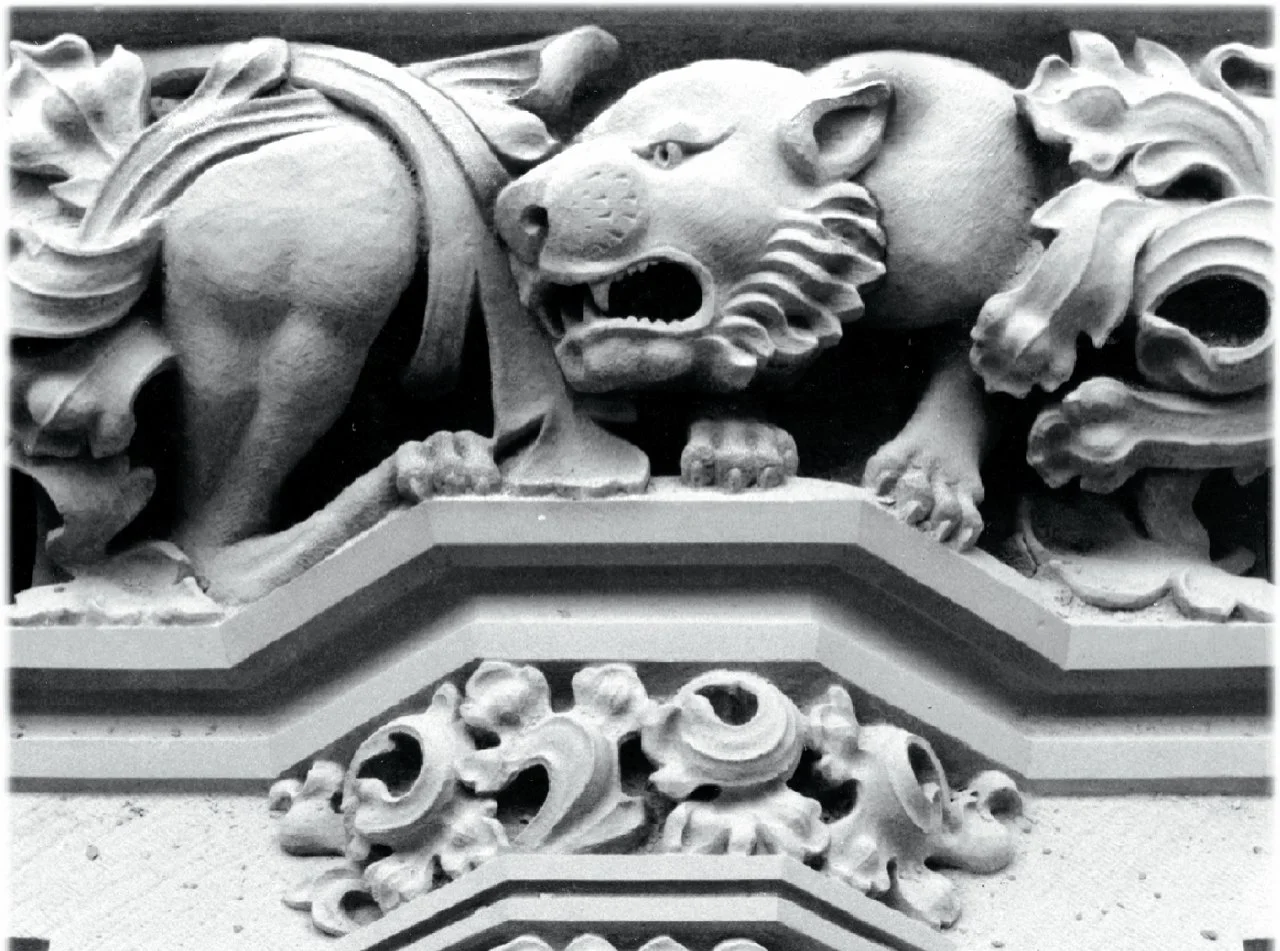 Trong văn hóa Á Đông, đá được xem là biểu tượng của sự bền vững, ổn định và trường tồn. Các tượng đá phong thủy như sư tử, kỳ lân, Phật hay linh vật đều mang ý nghĩa bảo vệ, thu hút tài lộc và bình an