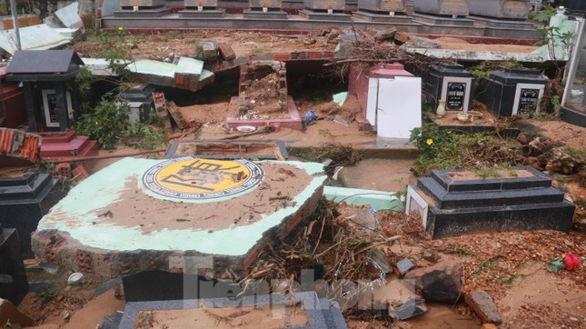 Thi công đá mỹ nghệ ngoài trời trong mùa mưa hoặc độ ẩm cao có thể ảnh hưởng đến chất lượng kết dính và độ ổn định