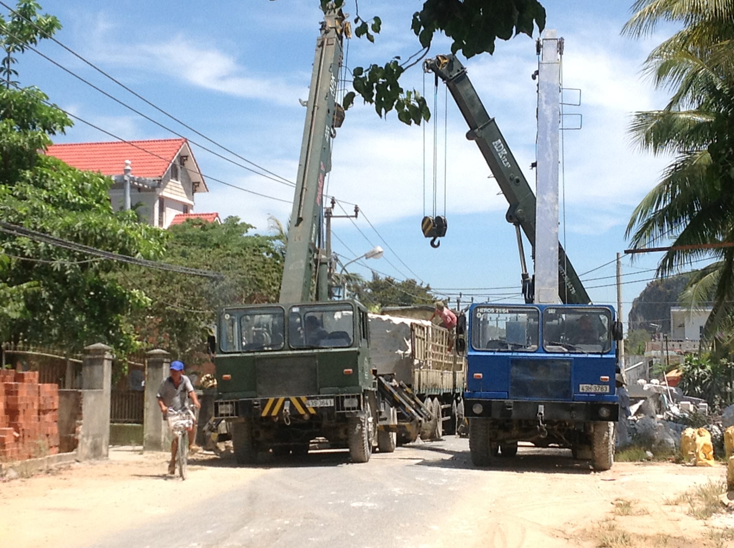 Một khía cạnh khác của “đắt ngầm” nằm ở chi phí phát sinh. Một số đơn vị báo giá rất thấp cho sản phẩm nhưng không bao gồm chi phí vận chuyển, lắp đặt hoặc xử lý nền móng