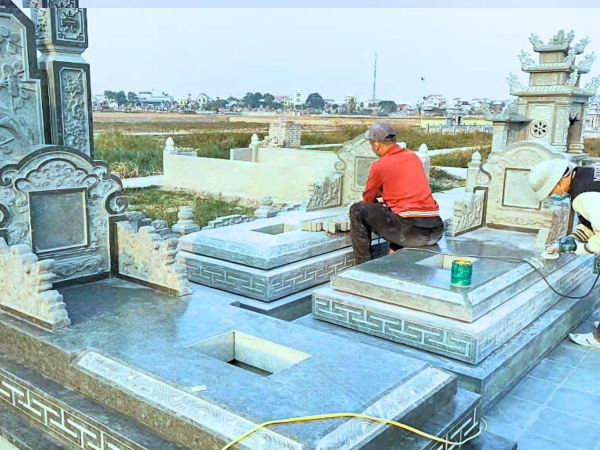 Cuối cùng, sai lầm lớn nhất chính là chọn đơn vị thi công giá rẻ nhưng thiếu chuyên môn. Đá mỹ nghệ ngoài trời đòi hỏi tay nghề cao, hiểu biết vật liệu và kỹ thuật chuẩn