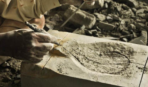 Một bí quyết quan trọng nhưng thường bị bỏ qua chính là đơn vị thi công. Không phải nơi nào cũng đảm bảo quy trình chọn đá, gia công và vận chuyển đúng tiêu chuẩn