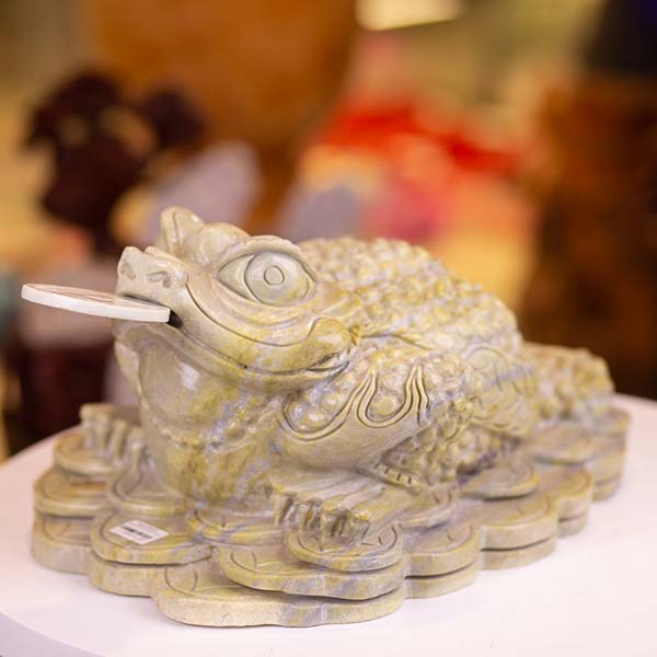 Thiềm Thừ hay còn gọi là cóc ba chân, là linh vật gắn liền với tài lộc và may mắn