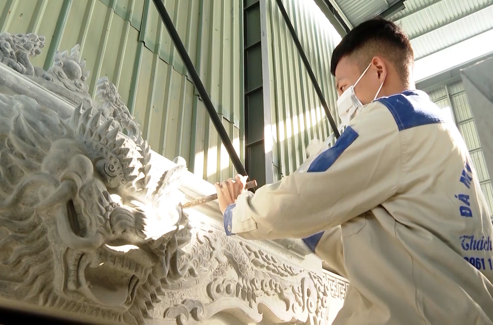 Một sản phẩm đá mỹ nghệ chất lượng không chỉ nằm ở vật liệu mà còn ở tay nghề chế tác. Hãy quan sát tổng thể các đường nét điêu khắc. Những sản phẩm đạt chuẩn thường có chi tiết rõ ràng, cân đối, không bị lệch hoặc thô ráp