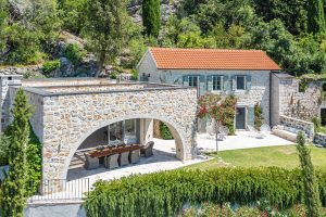 Đá mỹ nghệ từ lâu đã được xem là một trong những vật liệu trang trí và xây dựng bền vững nhất.