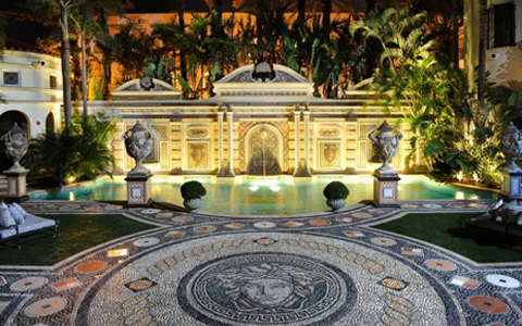 Các hoa văn như sen, rồng, phượng, mây, sóng nước… được cách điệu để phù hợp với không gian hiện đại, mang đến sự hài hòa giữa nét xưa và tinh thần mới