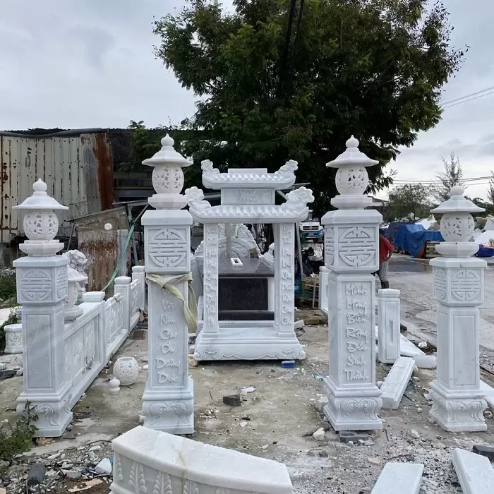 Bề mặt đá là yếu tố quyết định vẻ đẹp lâu dài. Khi nhận hàng, hãy kiểm tra độ bóng, độ mịn và sự đồng đều trên toàn bộ sản phẩm. Những vùng bị xước, sần hoặc không đồng màu có thể khiến sản phẩm nhanh xuống cấp