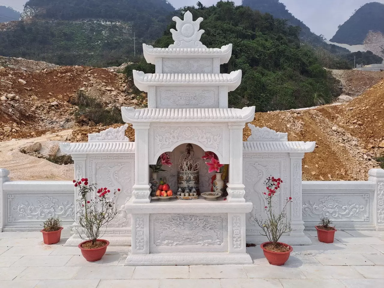 Không phải ngẫu nhiên mà giới thượng lưu, chủ biệt thự hay các công trình tâm linh đều ưu tiên sử dụng đá mỹ nghệ nguyên khối