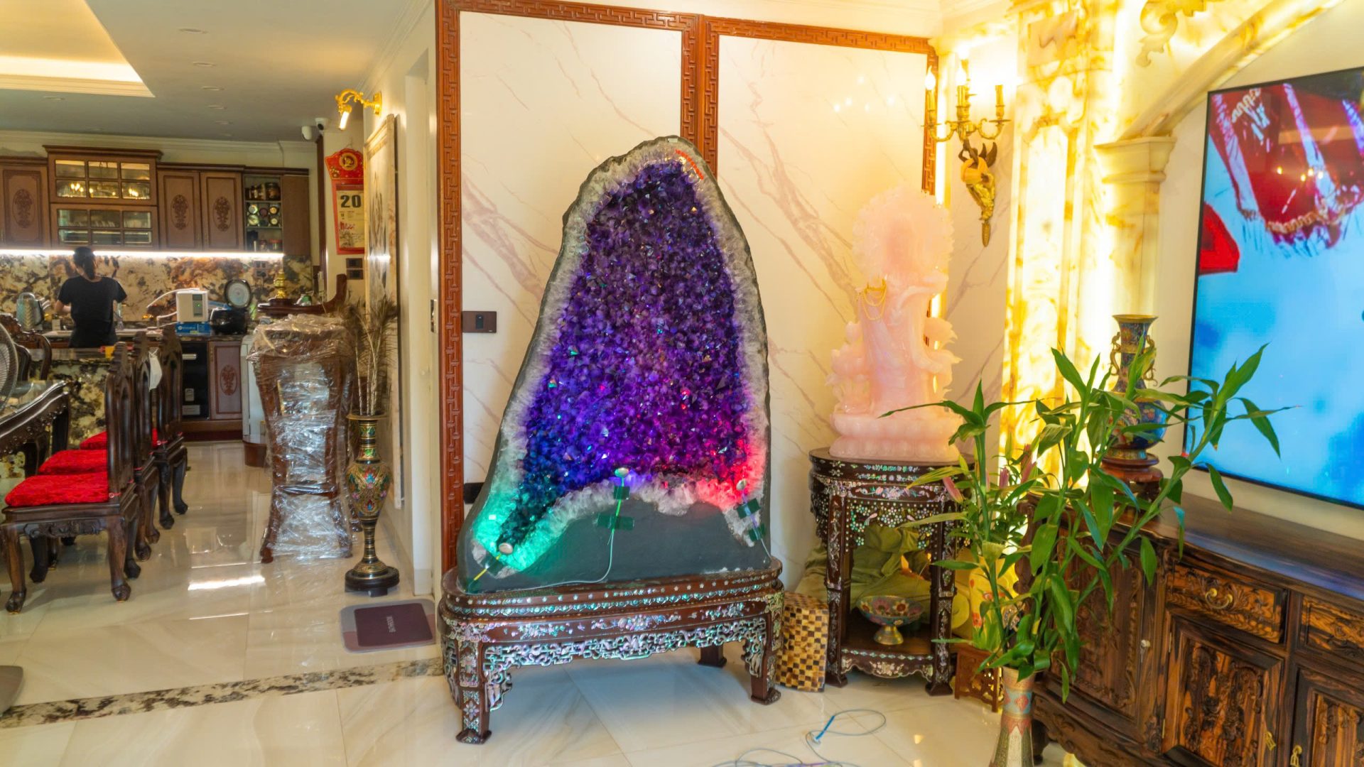 Trong văn hóa Á Đông, đá mỹ nghệ không chỉ đơn thuần là vật liệu trang trí mà còn mang ý nghĩa tâm linh, phong thủy sâu sắc. Một bức tượng đá đặt đúng vị trí có thể giúp thu hút tài lộc, tăng cường sinh khí và tạo sự hài hòa cho không gian sống