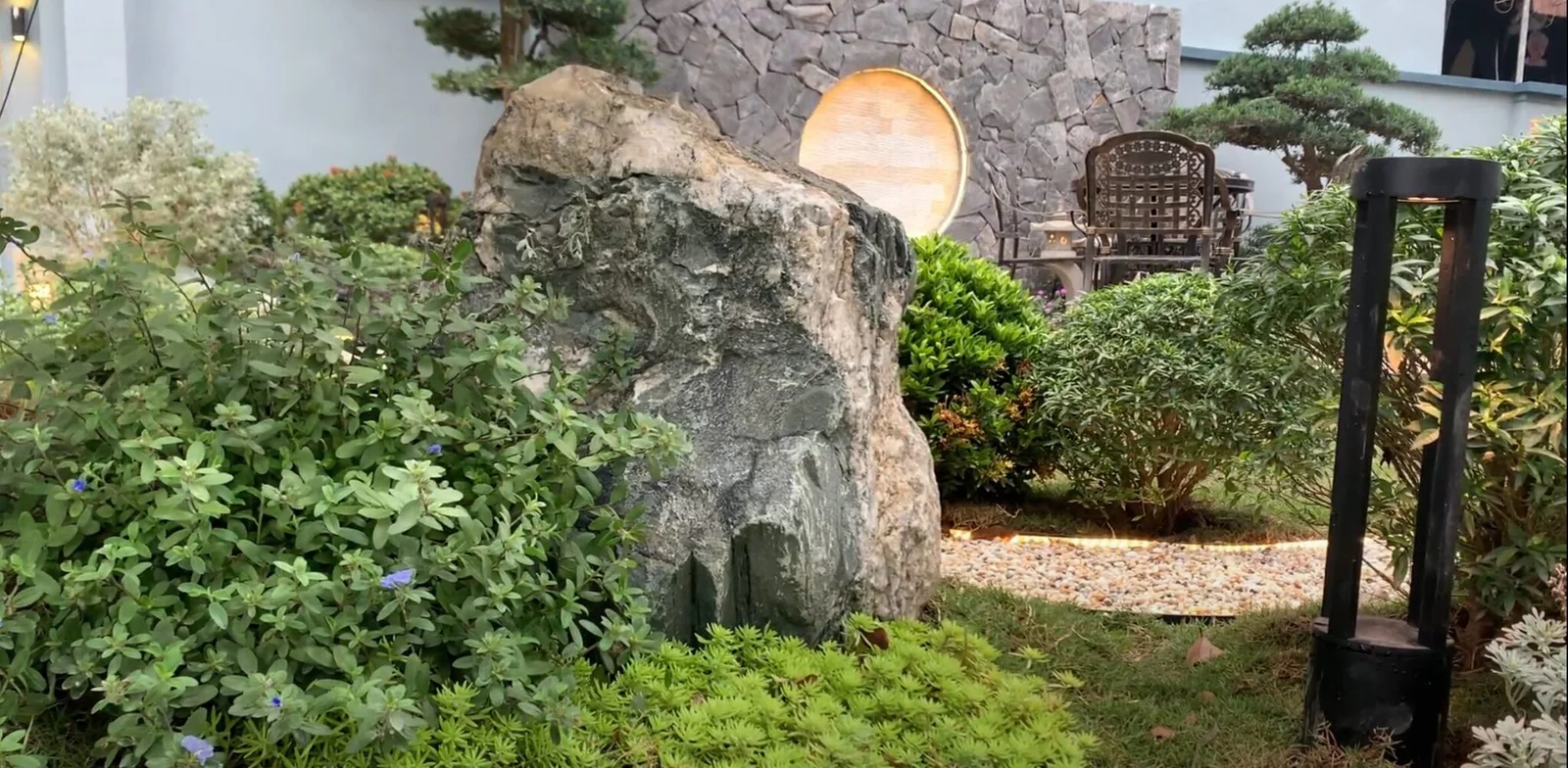 Trong văn hóa Á Đông, đá tự nhiên được xem là vật liệu mang năng lượng đất trời. Khi sử dụng đá mỹ nghệ trong không gian ngoài trời, gia chủ không chỉ chú trọng yếu tố thẩm mỹ mà còn quan tâm đến phong thủy