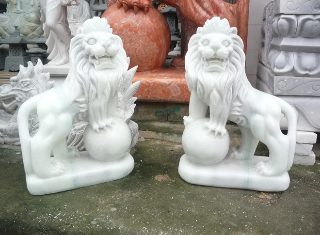 Sư tử đá là biểu tượng của sức mạnh và sự bảo vệ. Tượng Sư tử thường đặt theo cặp trước cổng nhà, công ty, cơ quan để trấn giữ và bảo vệ tài sản