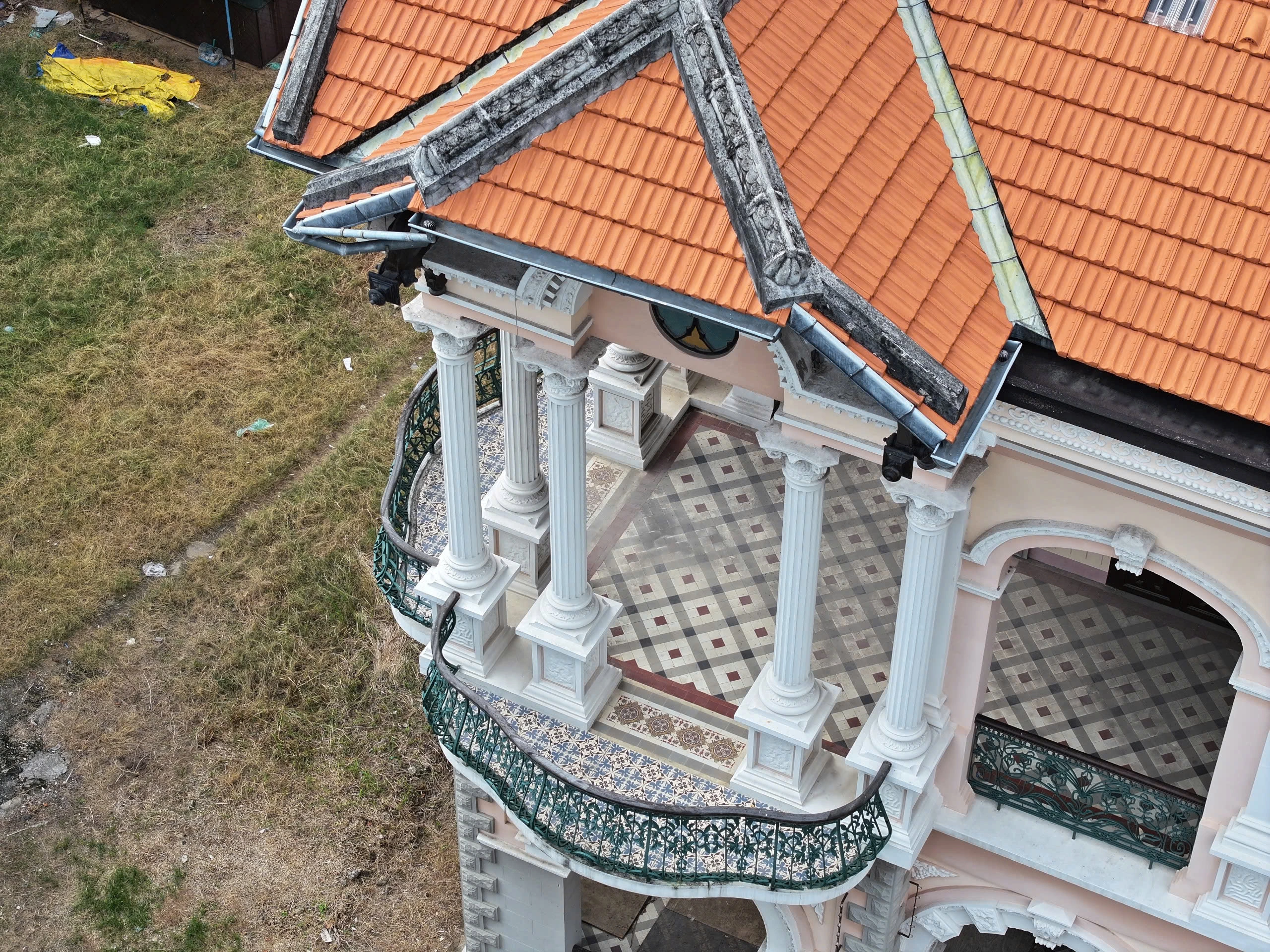 Một căn biệt thự triệu đô không chỉ cần đẹp mà còn phải bền. Đá mỹ nghệ đáp ứng hoàn hảo yêu cầu này. Nhờ khả năng chống chịu thời tiết, ít bị ảnh hưởng bởi mưa nắng