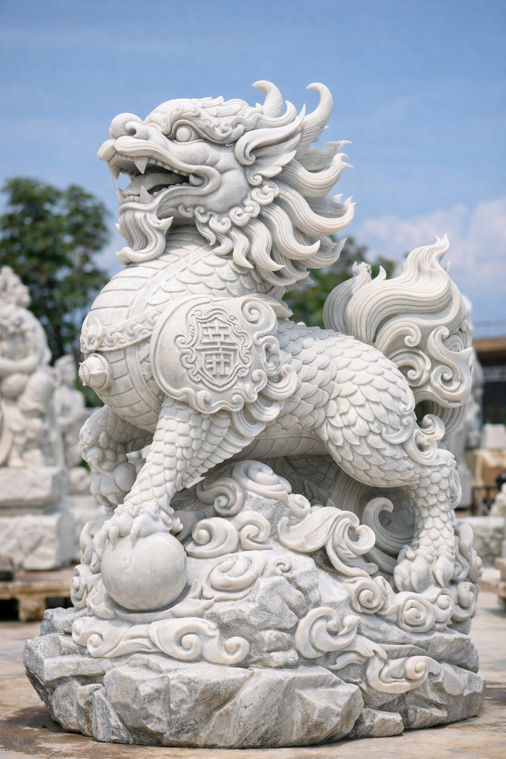 Tỳ Hưu là linh vật phong thủy nổi tiếng nhất trong việc thu hút tài lộc. Theo quan niệm phương Đông, Tỳ Hưu có khả năng “ăn tiền” nhưng không nhả ra, tượng trưng cho việc giữ tiền của và gia tăng tài sản