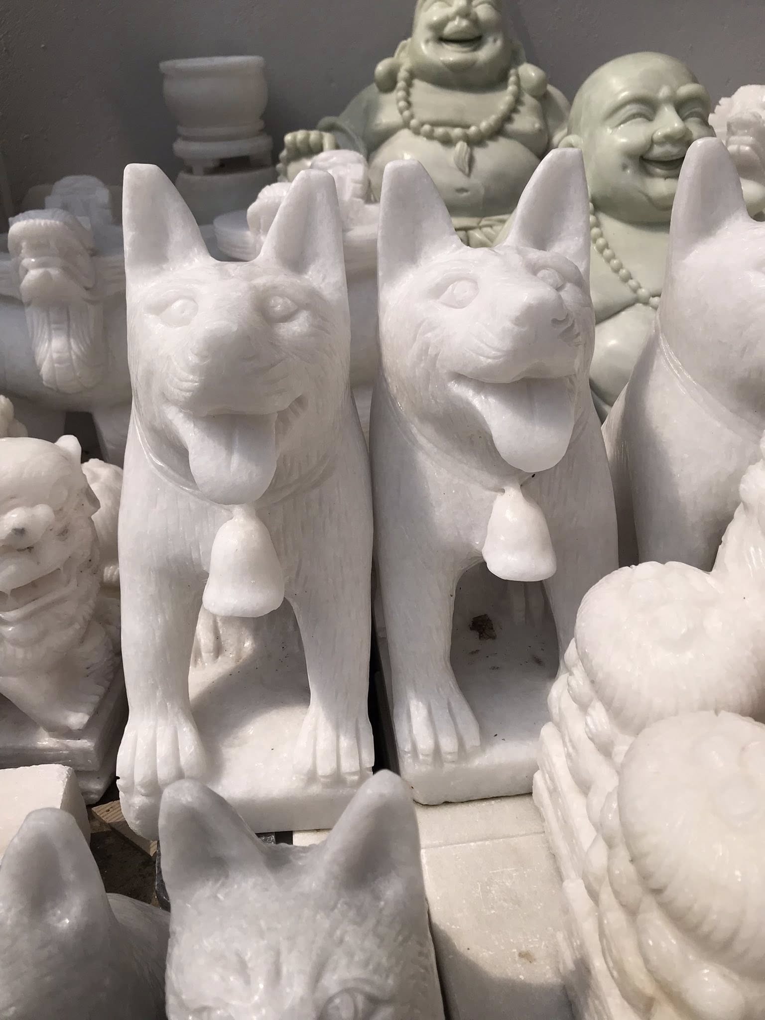 Một sai lầm khác là bố trí quá nhiều tượng đá trong cùng một không gian. Có người đặt cả sư tử, tỳ hưu, thiềm thừ, rồng, đại bàng…