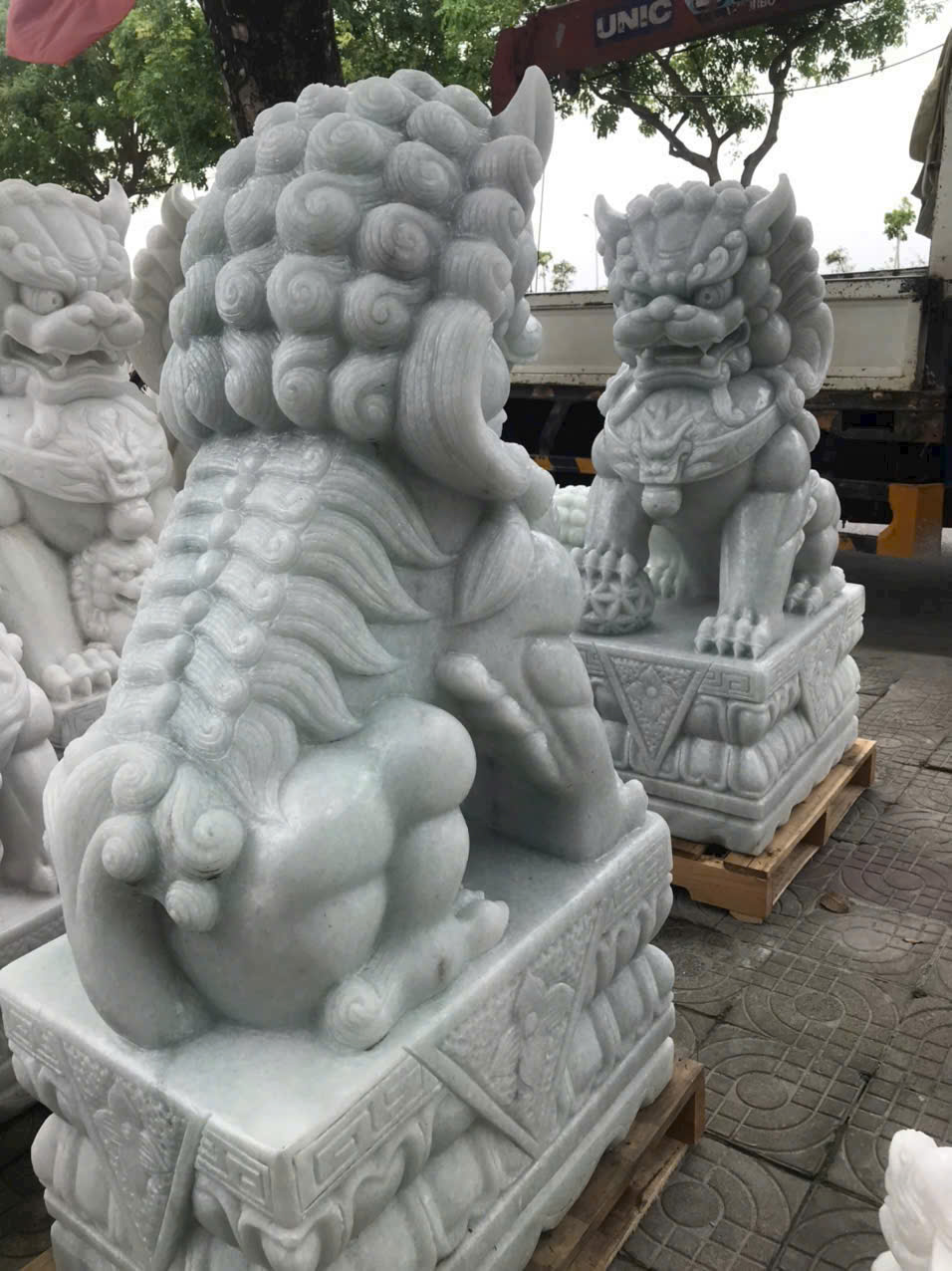 Một trong những sai lầm phổ biến nhất là đặt tượng đá hoặc vật phẩm đá mỹ nghệ không đúng vị trí. Ví dụ, tượng linh vật trấn trạch như sư tử đá, tỳ hưu hay kỳ lân thường được bố trí trước cổng hoặc hai bên lối vào để tạo thế bảo vệ