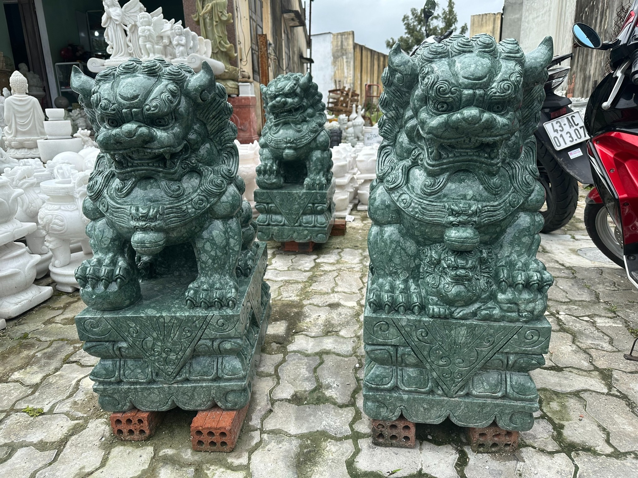 Kích thước là yếu tố cực kỳ quan trọng khi bài trí đá mỹ nghệ. Nhiều người nghĩ rằng tượng càng lớn càng thể hiện đẳng cấp, nhưng thực tế lại không đơn giản như vậy. Một bức tượng quá khổ trong khuôn viên nhỏ sẽ làm tổng thể mất hài hòa, gây cảm giác chật chội