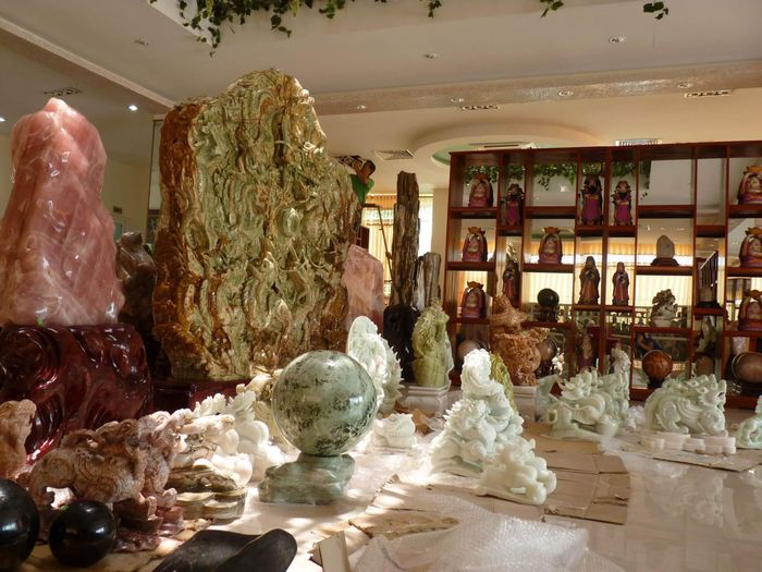 Một ưu điểm nổi bật của đá mỹ nghệ là khả năng phù hợp với nhiều phong cách kiến trúc khác nhau