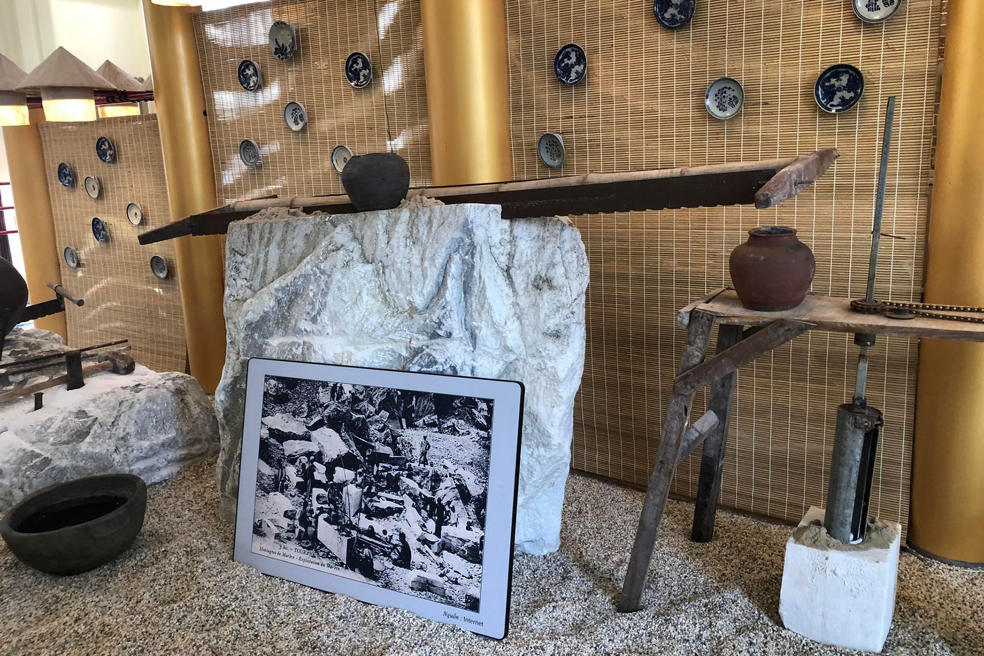 Từ xa xưa, đá tự nhiên đã được sử dụng trong các công trình cung điện, đền chùa và những kiến trúc mang giá trị lịch sử