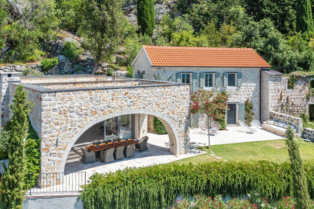 Trong những năm gần đây, xu hướng thiết kế nhà phố hiện đại đang thay đổi mạnh mẽ. Nếu trước đây nhà phố thường ưu tiên sự tối giản với các vật liệu như kính, thép và bê tông, thì hiện nay nhiều gia chủ bắt đầu tìm kiếm những yếu tố vừa sang trọng vừa mang giá trị bền vững