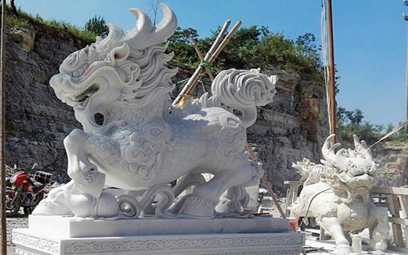 Việc đặt tượng đá mỹ nghệ trước cổng không chỉ mang giá trị thẩm mỹ mà còn chứa đựng ý nghĩa phong thủy sâu sắc