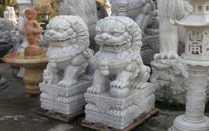 Tượng đá mỹ nghệ trước cổng – Nên chọn loại nào?