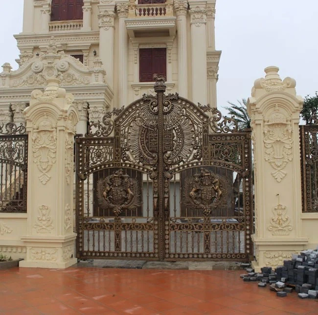 Một ngôi nhà đẹp không chỉ nằm ở kiến trúc bên trong mà còn ở cách tạo ấn tượng từ bên ngoài. Cổng đá mỹ nghệ chính là yếu tố giúp nâng tầm giá trị thẩm mỹ cho toàn bộ công trình