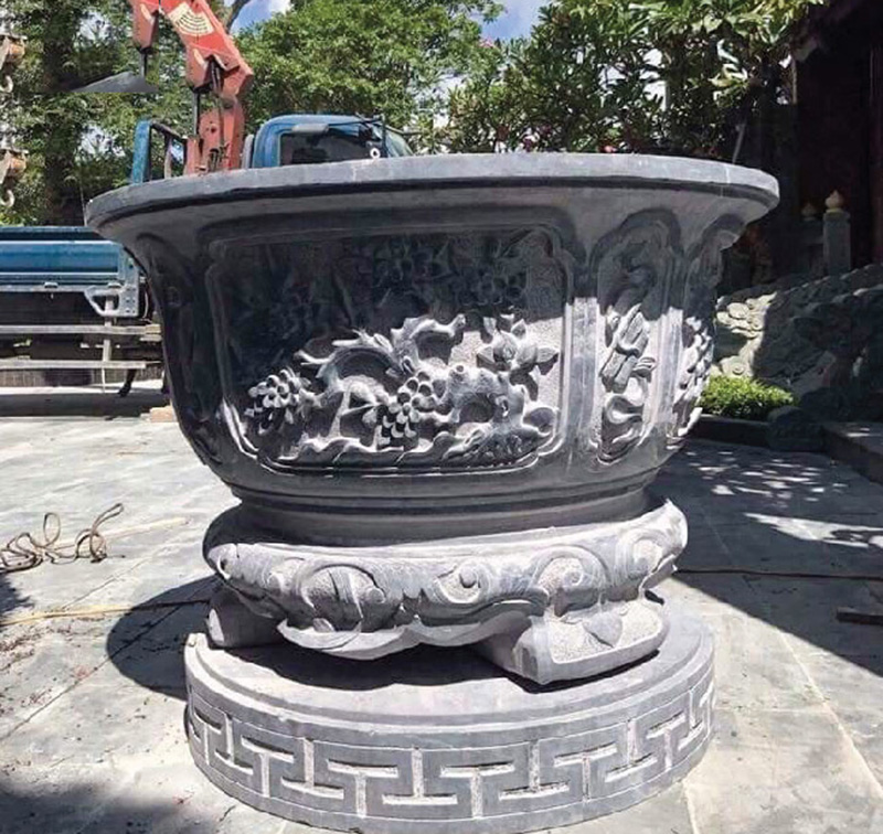 Chậu cảnh đá là lựa chọn hoàn hảo cho những ai yêu thích cây cảnh và sân vườn. Với vẻ đẹp tự nhiên và độ bền vượt trội, chậu đá thường được đặt tại sân nhà, cổng hoặc khu tiểu cảnh