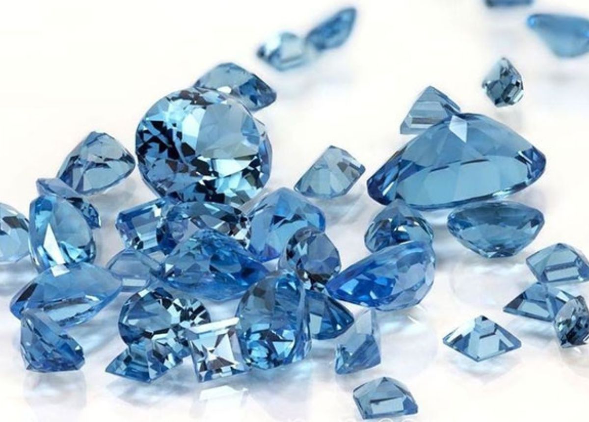 Người mệnh Thủy hợp với các màu sắc như đen, xanh dương hoặc trắng