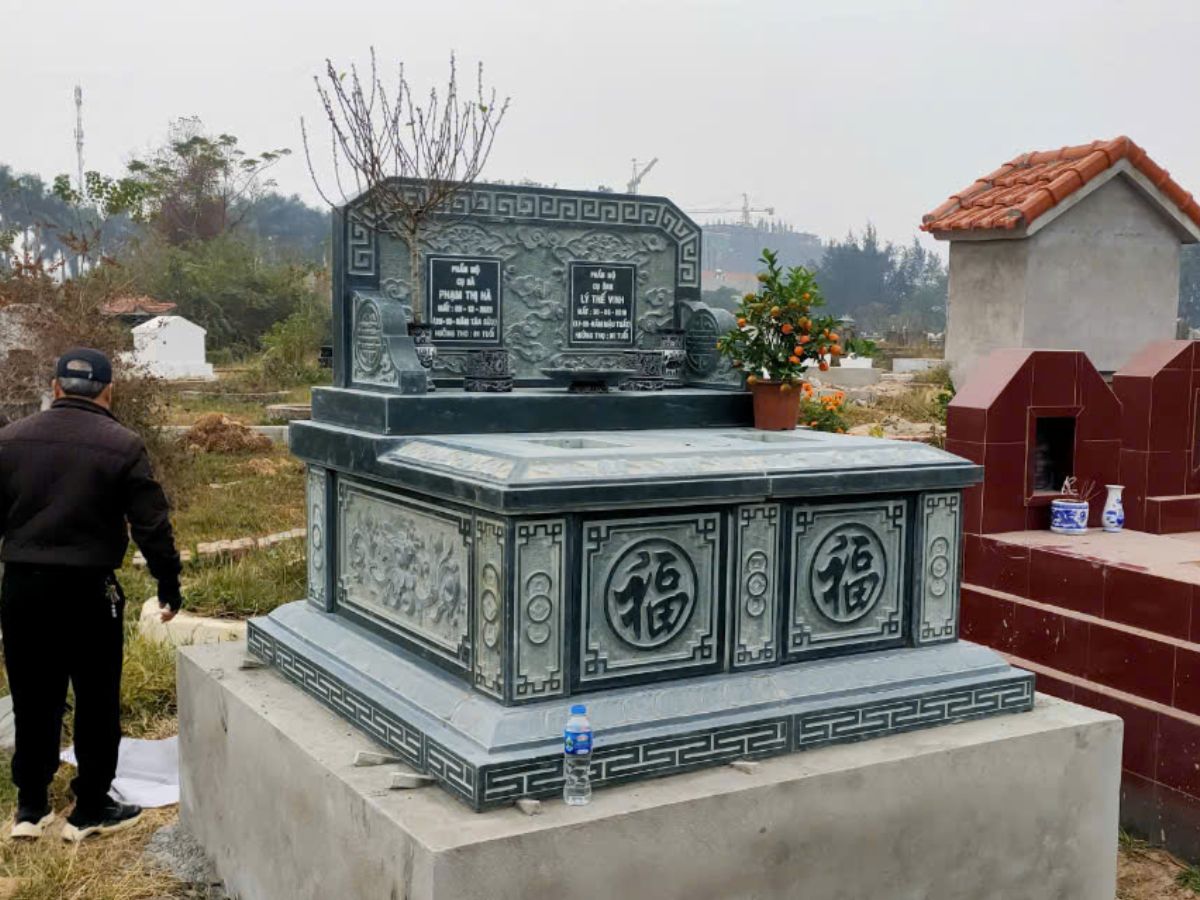 Các mẫu mộ đá mỹ nghệ hiện nay được thiết kế với nhiều kiểu dáng khác nhau như mộ tam cấp, mộ một mái, hai mái, ba mái hoặc mộ đá nguyên khối