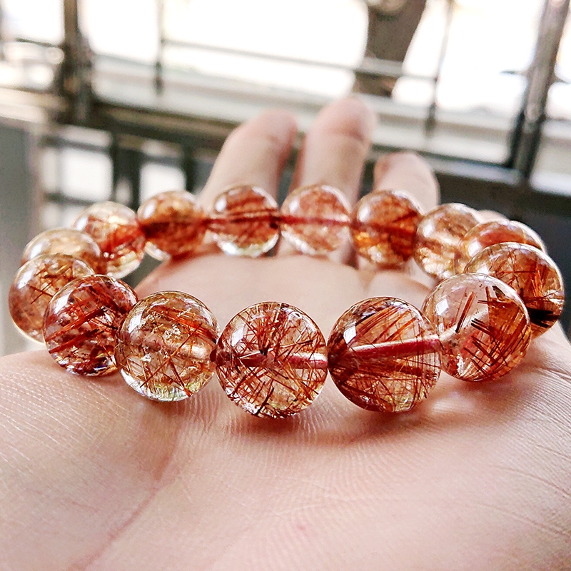 Mệnh Hỏa tượng trưng cho sự nhiệt huyết, sức mạnh và năng lượng. Những màu sắc phù hợp với người mệnh Hỏa thường là đỏ, hồng, tím hoặc các tông màu ấm