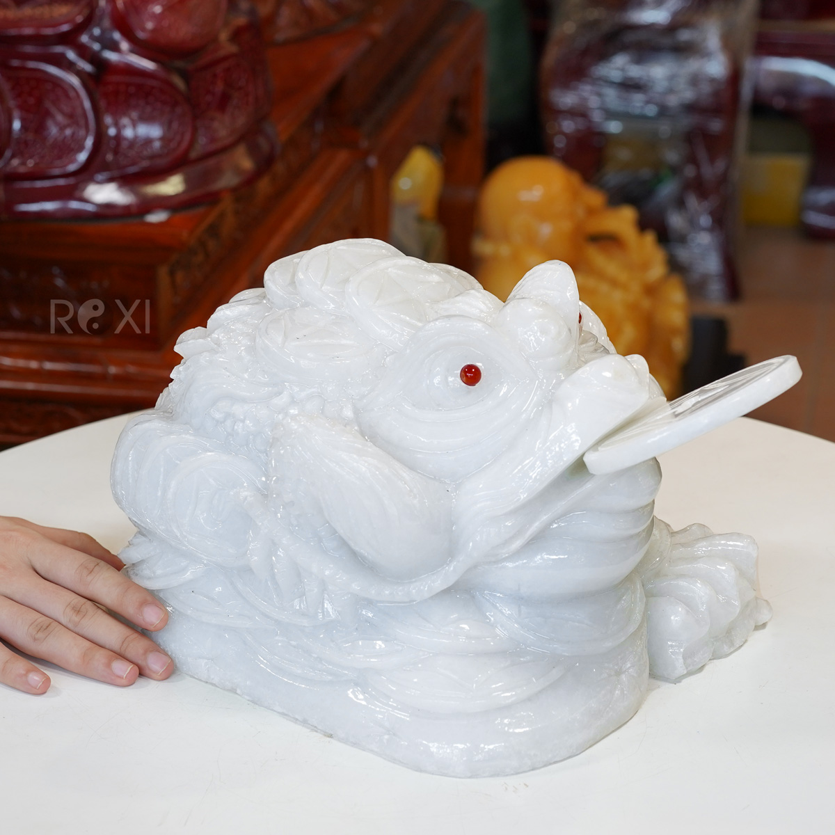 Thiềm Thừ, hay còn gọi là cóc ba chân, là linh vật gắn liền với hình ảnh ngậm đồng tiền vàng. Đây là biểu tượng của tài lộc bất ngờ và cơ hội may mắn