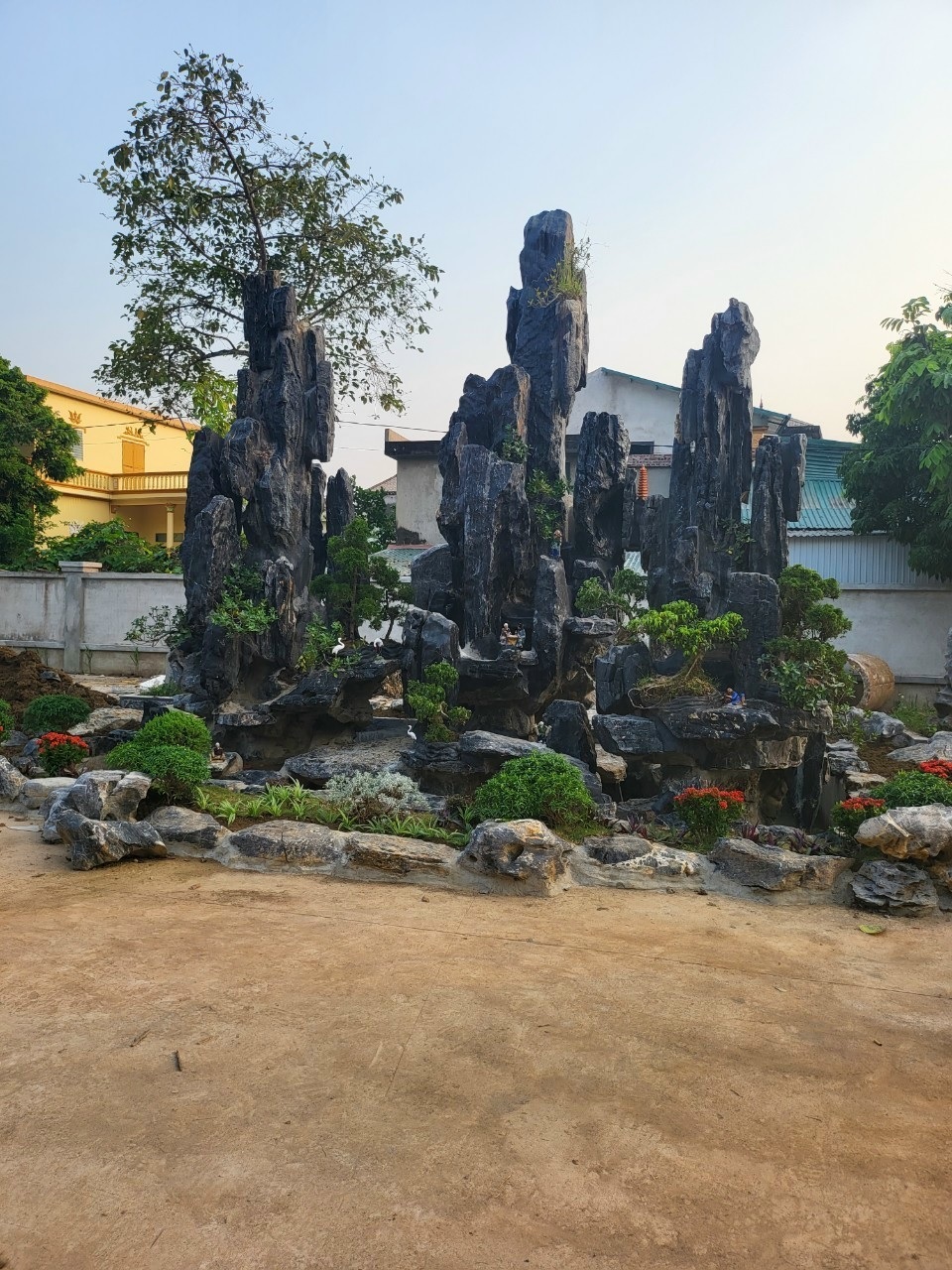 Một xu hướng đáng chú ý khác là việc sử dụng đá mỹ nghệ trong thiết kế cảnh quan sân vườn