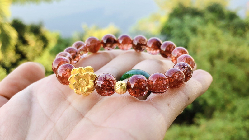 Người mệnh Thổ thường hợp với các màu sắc như vàng, nâu hoặc các tông màu đất. Những màu sắc này tượng trưng cho sự ổn định, bền vững và chắc chắn